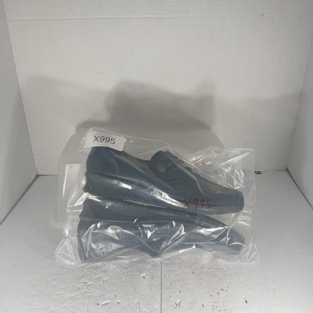Clarks Loafers Size 6 Navy Blue Leather Ultimate Comfort Slip On Pleated Button